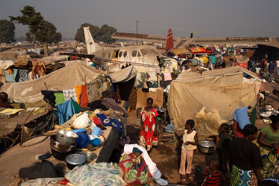 People shelter around a derelict plane at a temporary camp for internally displaced persons at the airport in Bangui, Central African Republic (Photo: Reuters)